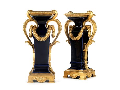 Paar Kaminvasen im Louis XVI-Stil